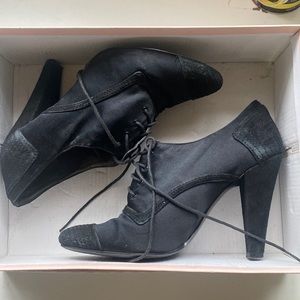 Nine West black booties size 8